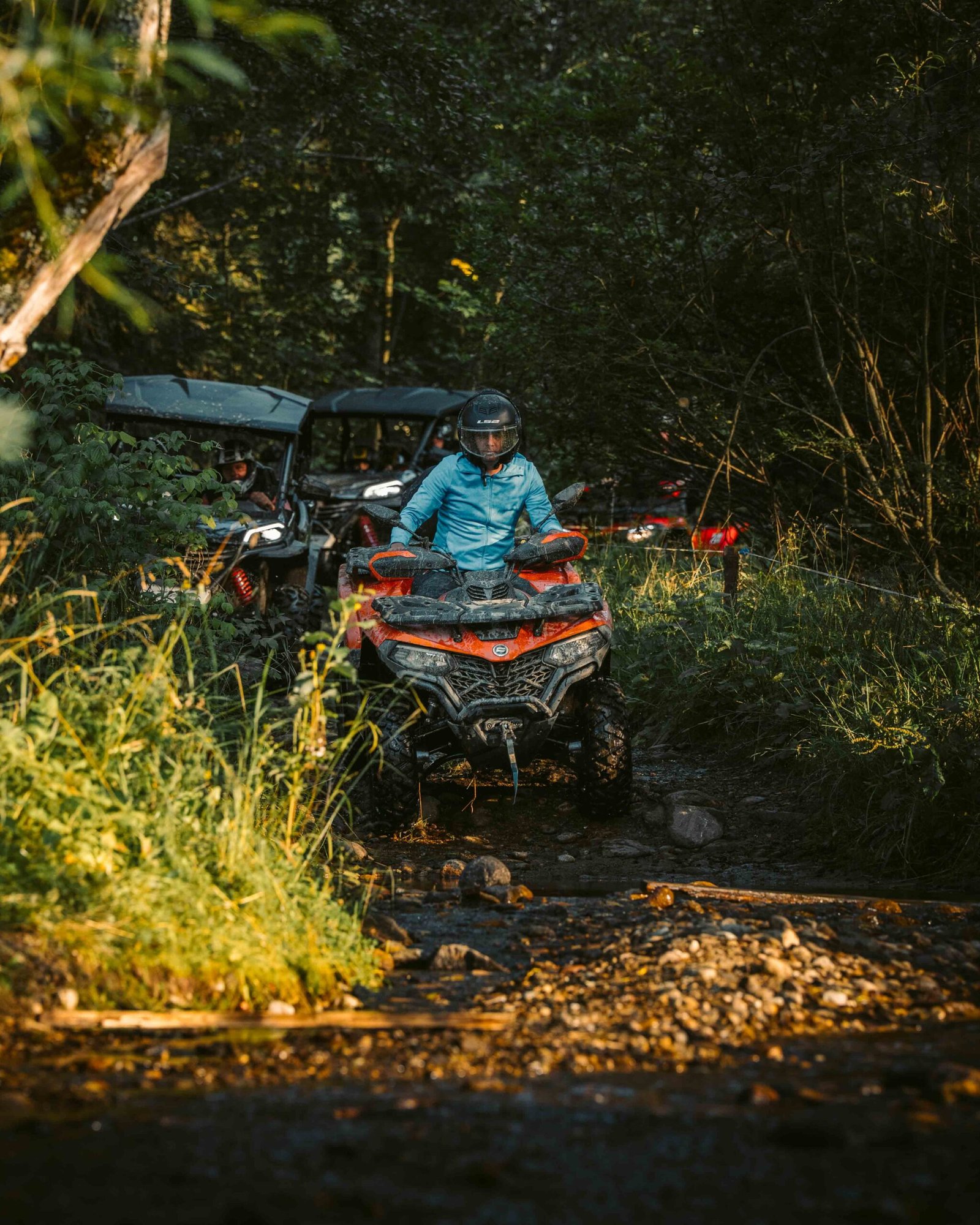 Quad na legalnej drodze gminnej w okolicy Zakopanego, widok na Tatry