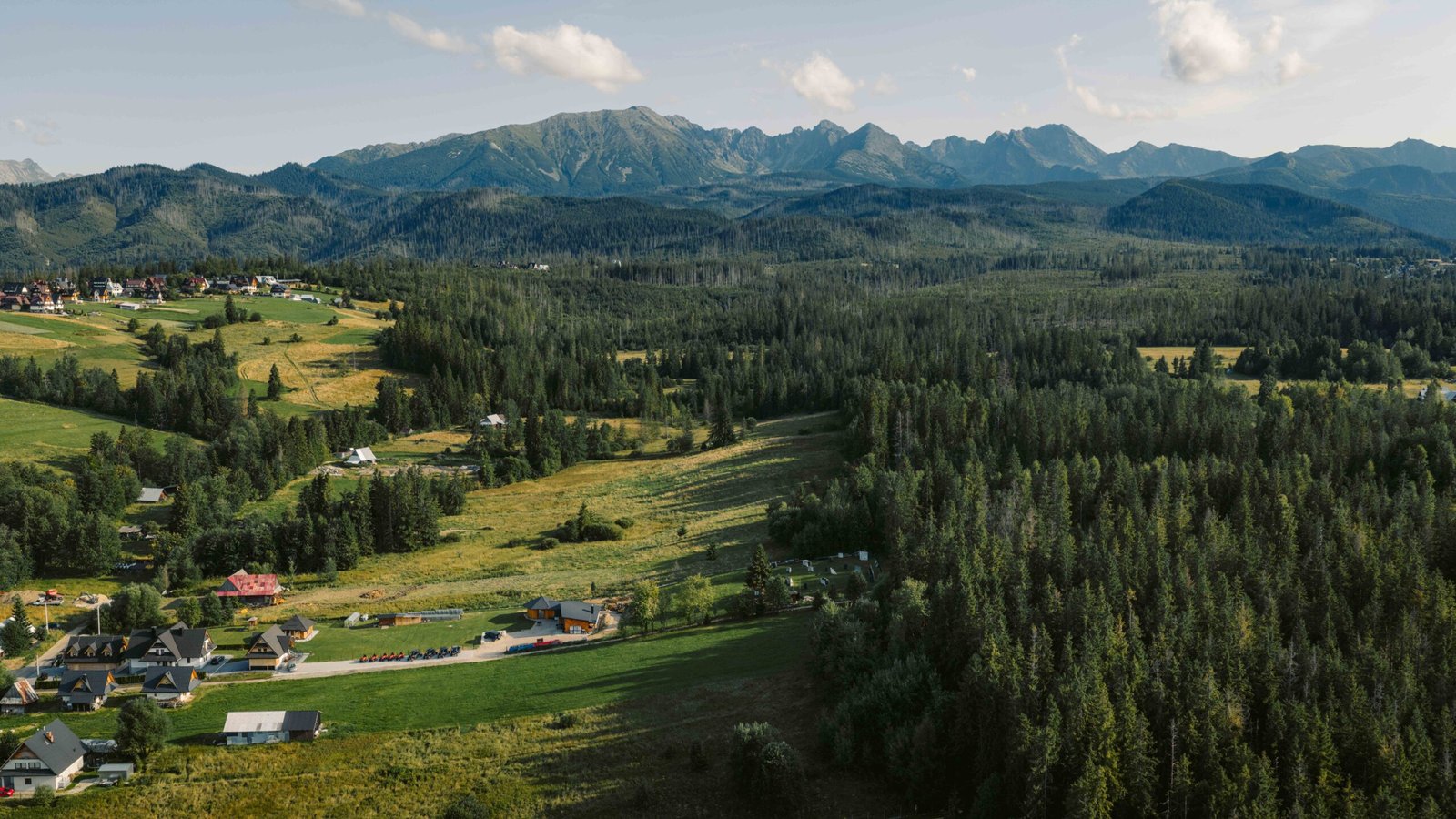 Panorama z Gubałówki. Legalna turystyka widokowa bez wjazdu quadem do TPN